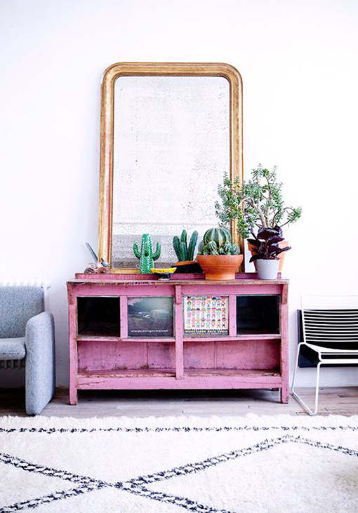 Decorar en rosa un mueble vintage