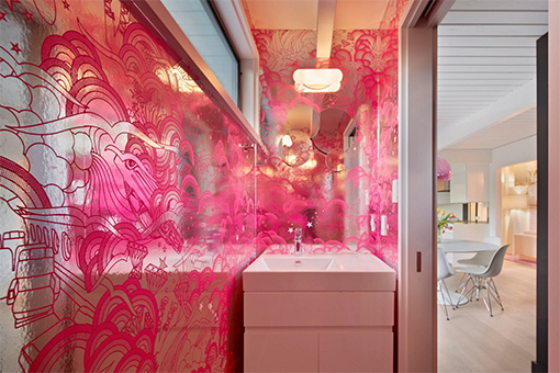 Decorar en rosa metalizado el baño