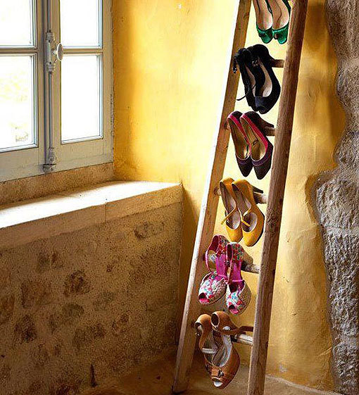 Ideas para organizar zapatos en una escalera rústica