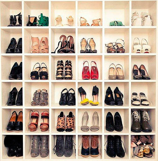 Ideas para organizar zapatos en una estantería cuadriculada