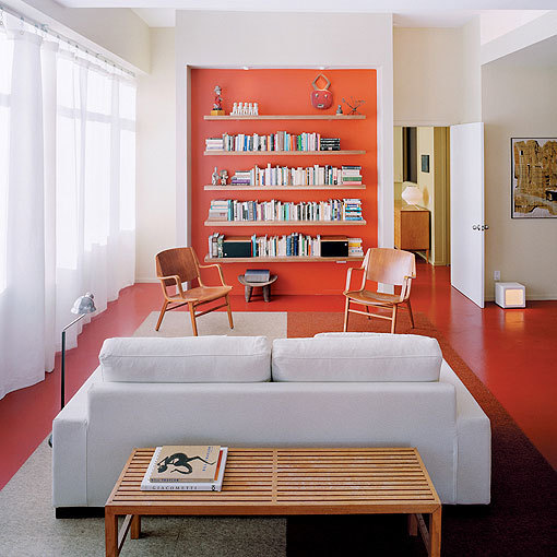 Salón moderno con pared roja