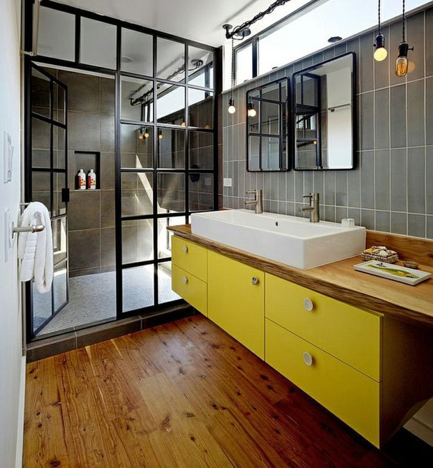 Baño de estilo industrial con mueble de lavabo amarillo