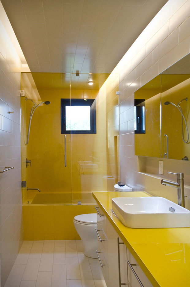 Baño con encimera y zona de la bañera en color amarillo