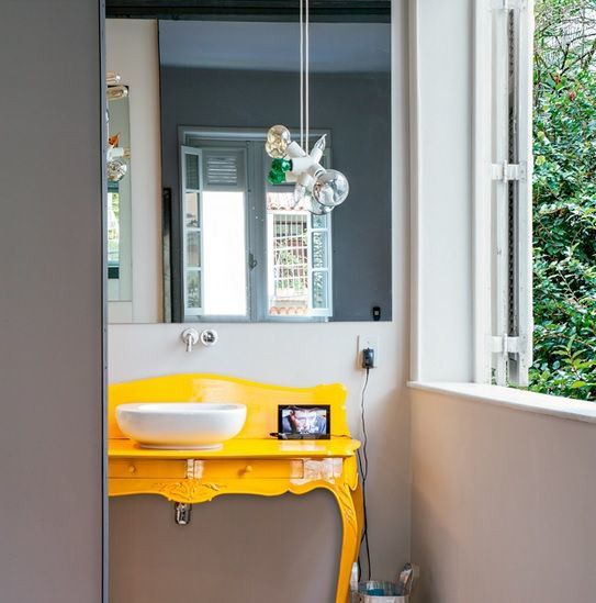 Mueble de lavabo de color amarillo