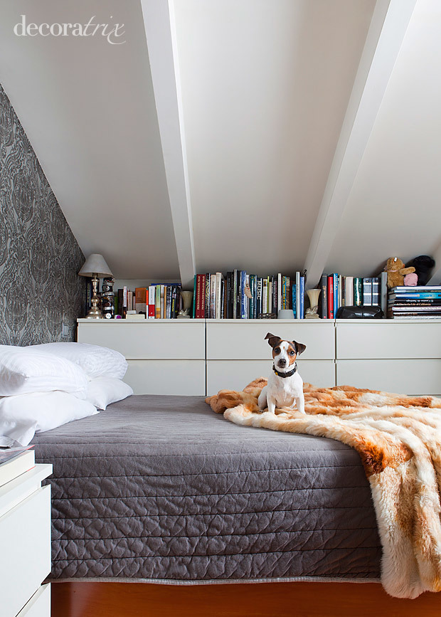 Dormitorio abuhardillado con cómodad de Ikea