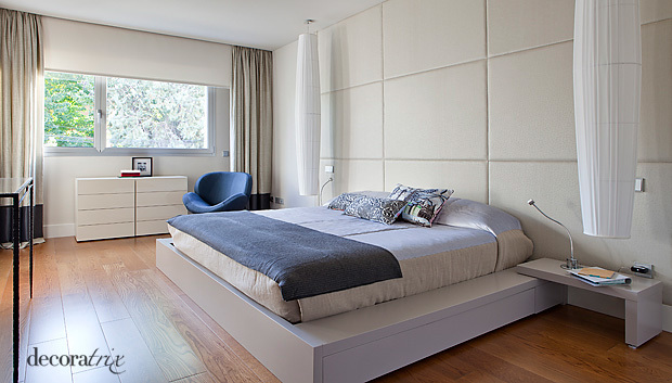 Dormitorio moderno decorado en tonos neutros