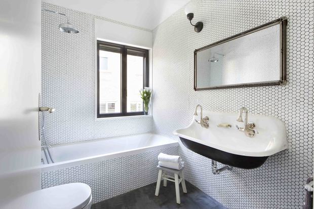 Baño blanco de estilo retro