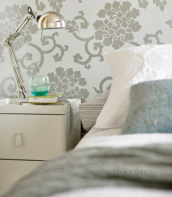 Dormitorio con papel pintado tornasolado