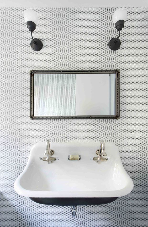 Lavabo retro con espejo y apliques