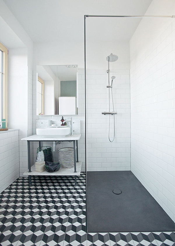 Muebles de lavabo con doble encimera y ducha en tonos grises y blancos