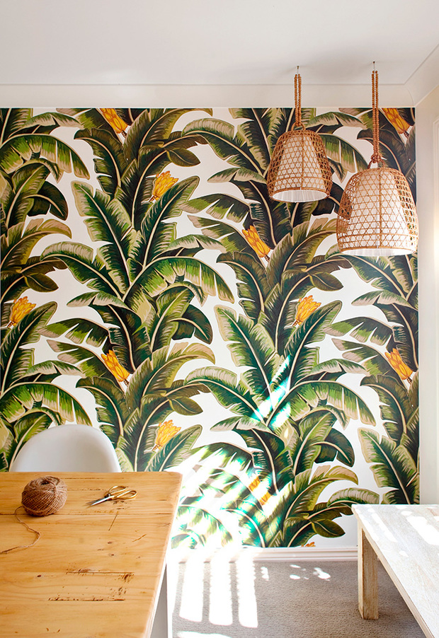 Papel pintado con hojas de palma de la casa de la estilista Lesa Lambert