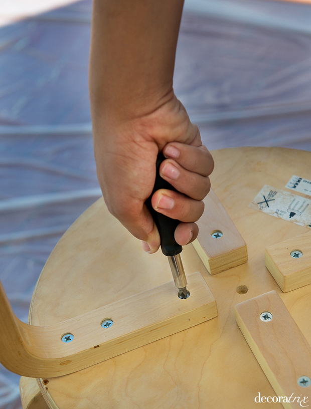 Cómo restaurar un taburete de madera: primero, atornillar bien las patas