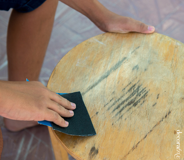 Cómo restaurar un taburete de madera: segundo, lijar el taburete