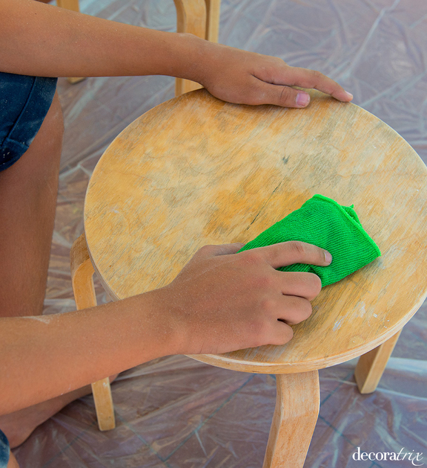 Cómo restaurar un taburete de madera: tercero, limpiar bien la superficie