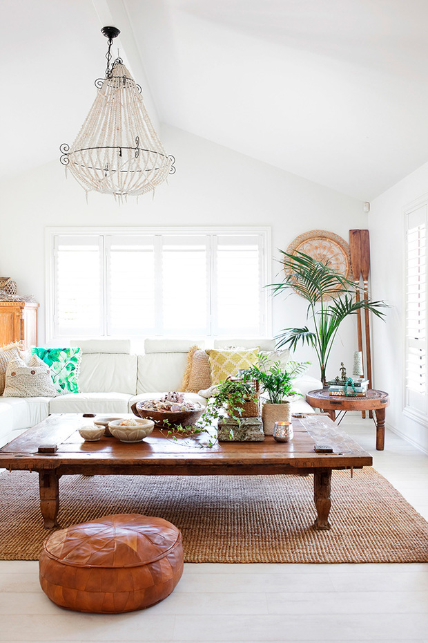 Salón blanco con muebles de madera de estilo étinoco y boho chic de la estilista Lela Lambert
