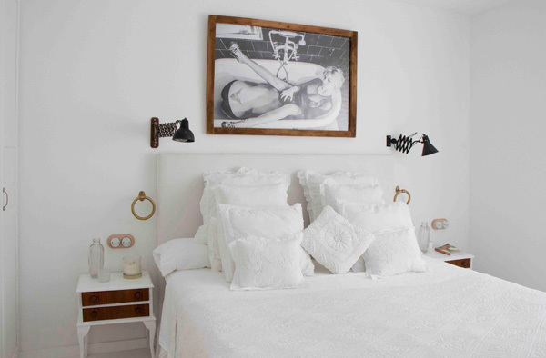Dormitorio de un apartamento pequeño decorado en blanco