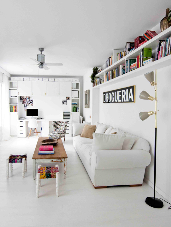 Salón de un apartamento pequeño decorado en blanco