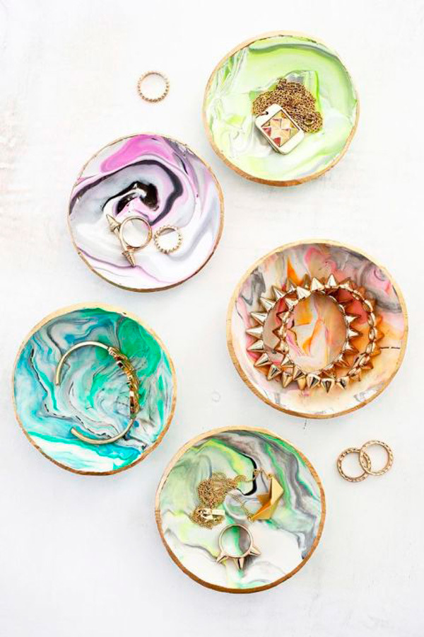 Guardar joyas en platos de cerámica de autor