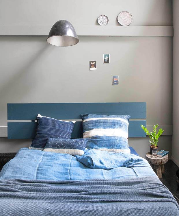 Cabecero y ropa de cama en azul ñindigo