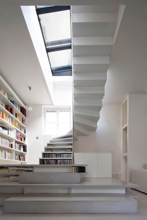 Una librería hecha bajo la escalera
