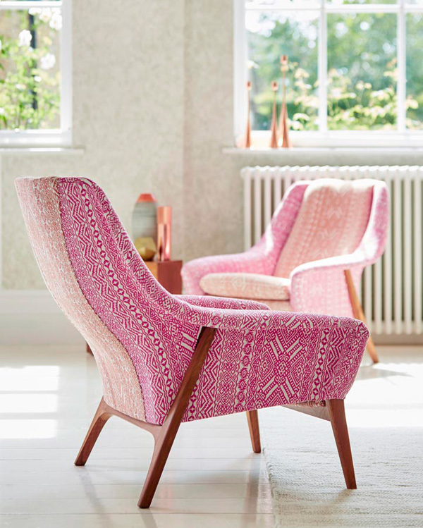 Butacas de estilo nórdico tapizadas en color rosa de Harlequin 