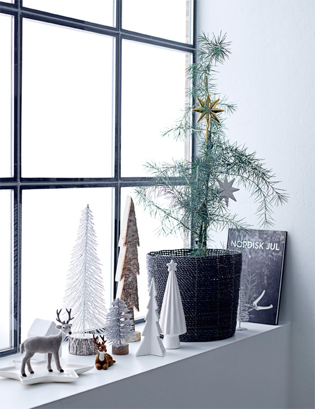 Adornos en la ventana en decoración navideña de estilo nórdico