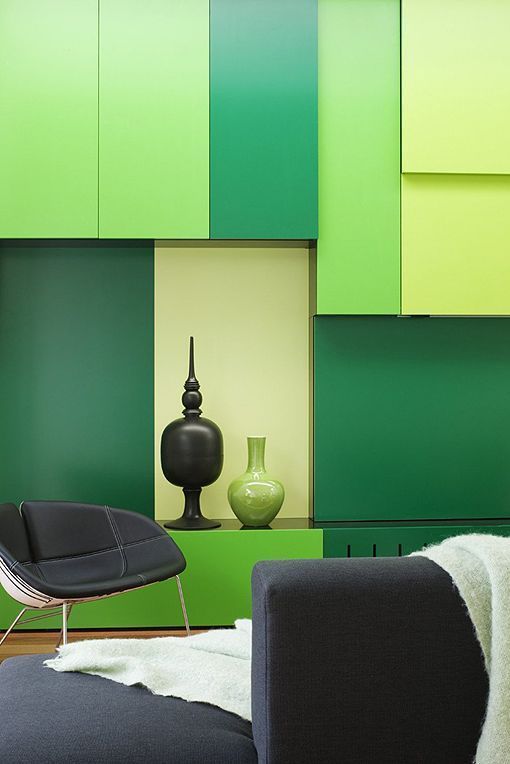Pared de salón con mueble en diferentes tonos de verde