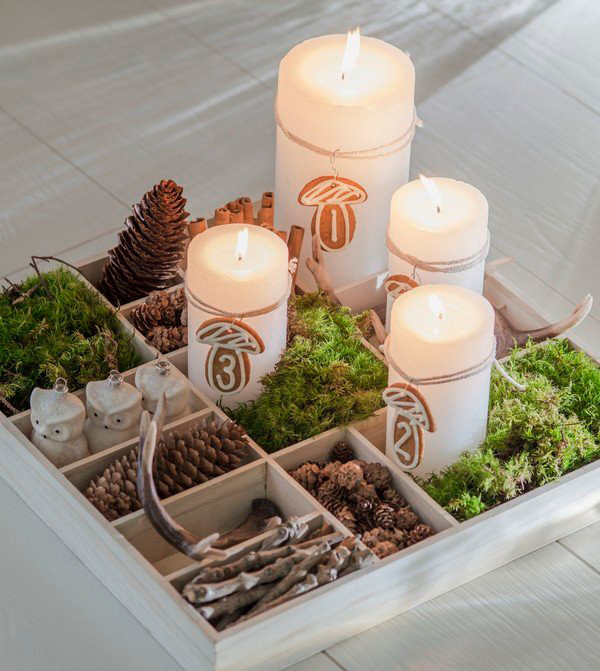 Caja decorada con velas y adornos navideños