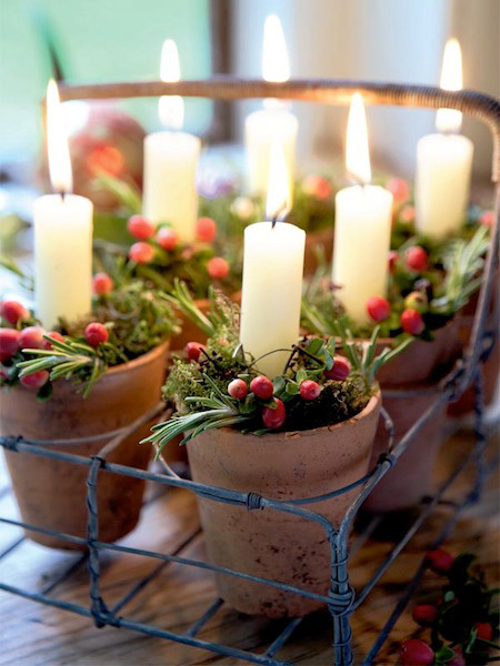 Centro de mesa de navidad con velas en macetas