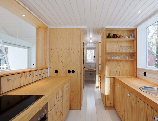 La cocina está equipada con muebles a medida en madera de pino