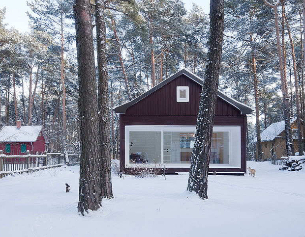 Casa de madera en la nieve