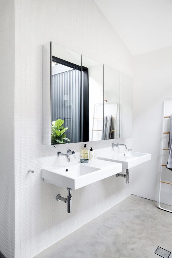 Zona de lavabos del baño de una casa minimal en blanco y negro Allen Key House en Australia de Architect Prineas