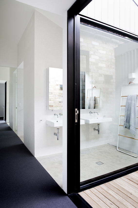 Cuarto de baño de una casa minimal en blanco y negro Allen Key House en Australia de Architect Prineas