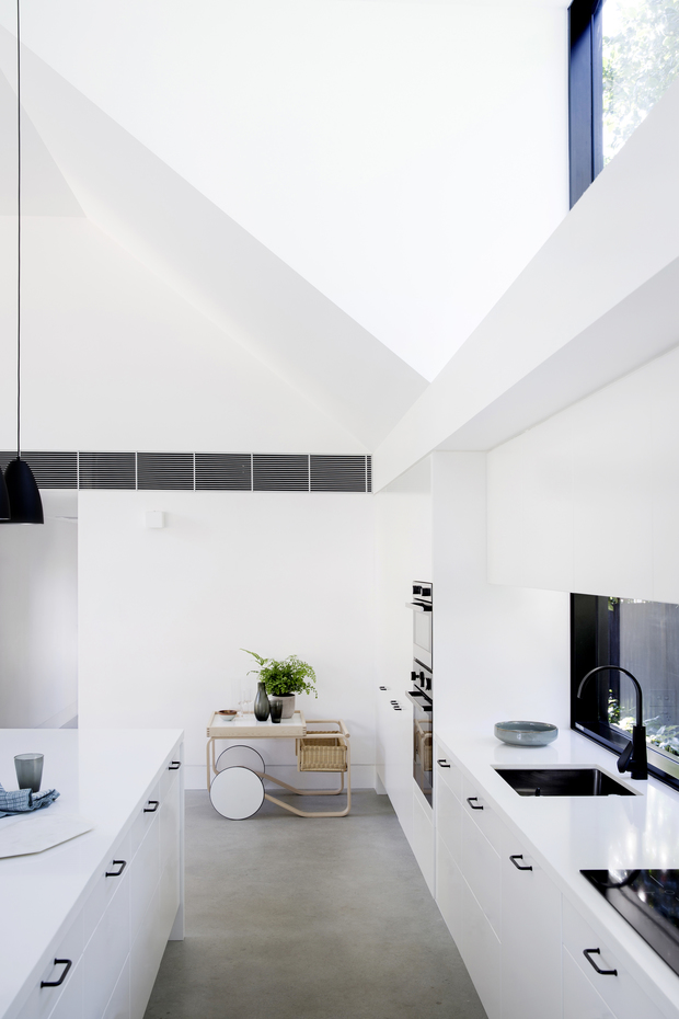 Cocina de una casa minimal en blanco y negro Allen Key House en Australia de Architect Prineas