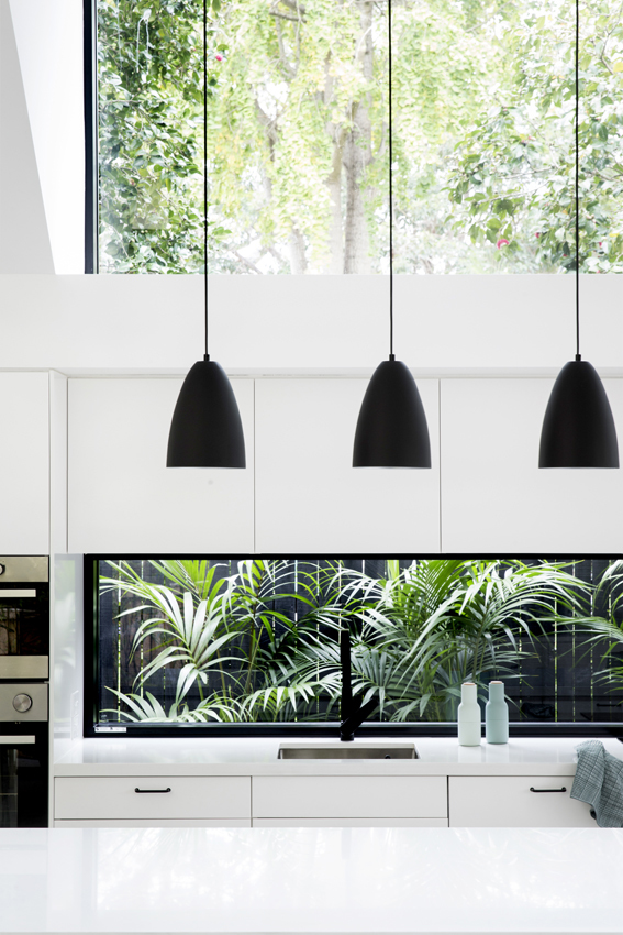 Ventanas de la cocina de una casa minimal en blanco y negro Allen Key House en Australia de Architect Prineas