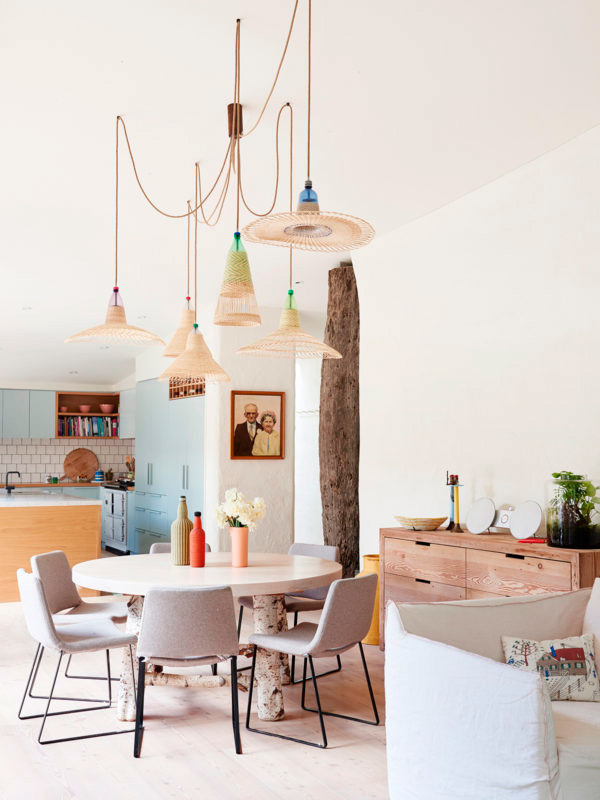 Comedor de un espacio con cocina y salón integrados