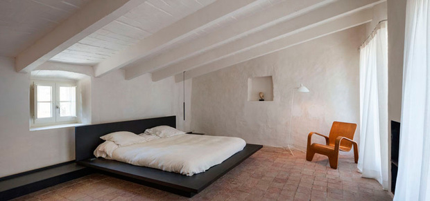 Dormitorio de una casa de campo en el Ampurdán, Girona, por Rifé Design