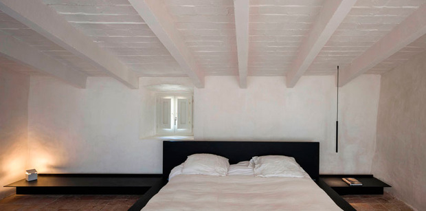 Habitación de una casa de campo en el Ampurdán, Girona, por Rifé Design