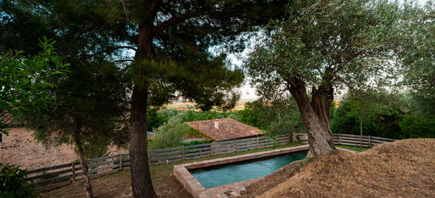 Piscina de una casa de campo en el Ampurdán, Girona, por Rifé Design