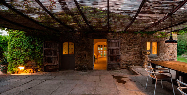 Porche de una casa de campo en el Ampurdán, Girona, por Rifé Design