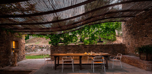Porche cubierto de una casa de campo en el Ampurdán, Girona, por Rifé Design