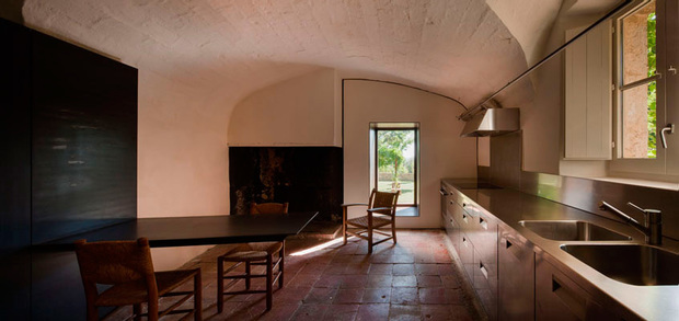 Cocina de una casa de campo en el Ampurdán, Girona, por Rifé Design