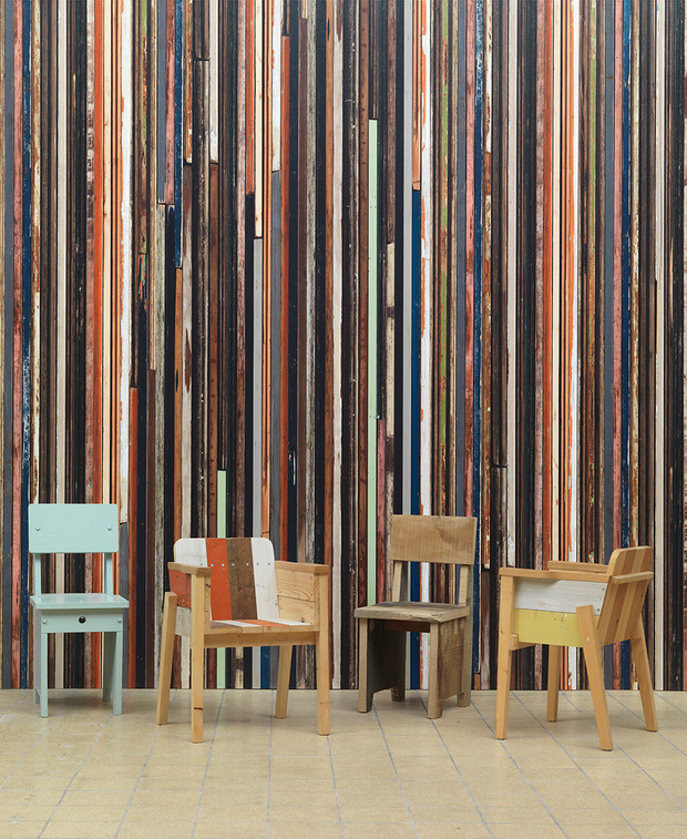 Papeles pintados que imitan maderas recicladas de listones de colores de NLXL de Piet Hein