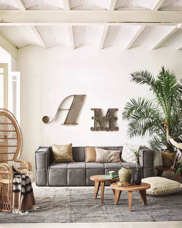 Salón decorado con plantas de interior y muebles de HKliving