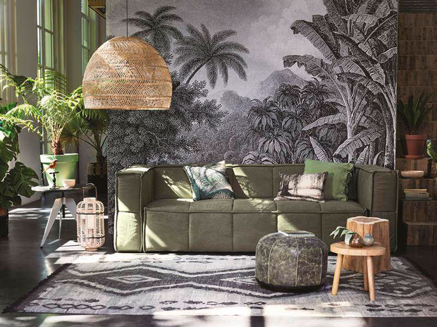 Salón decorado con plantas y sofá verde de HKLiving