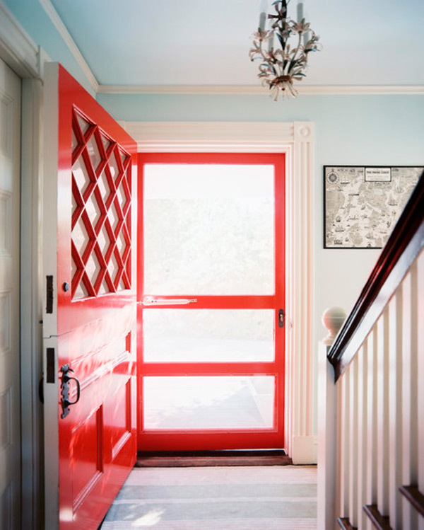 Puerta de entrada pintada de rojo
