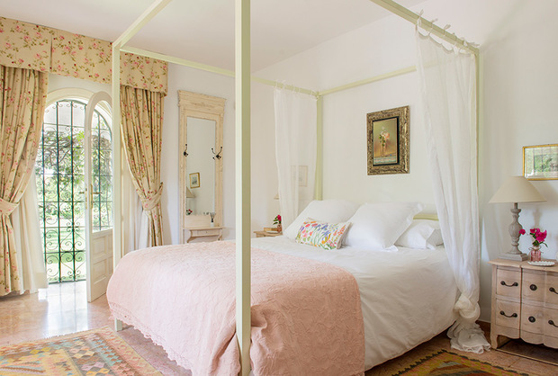 Dormitorio principal de una casa de verano en Marbella