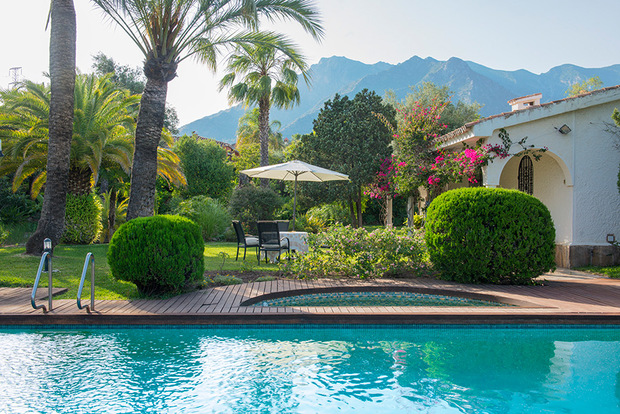 Jardín con piscina de una casa de verano en Marbella