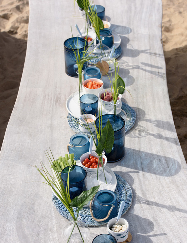 Platos y vasos en azul mar de B-Line