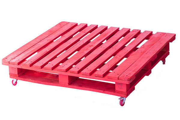 Mesa de palés pintados de rojo de Itepal Design